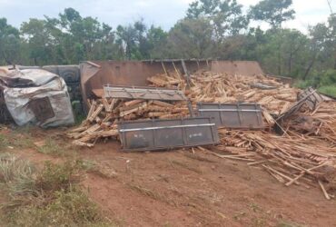 Mato Grosso: Motorista morre em capotamento de carreta carregada com madeira