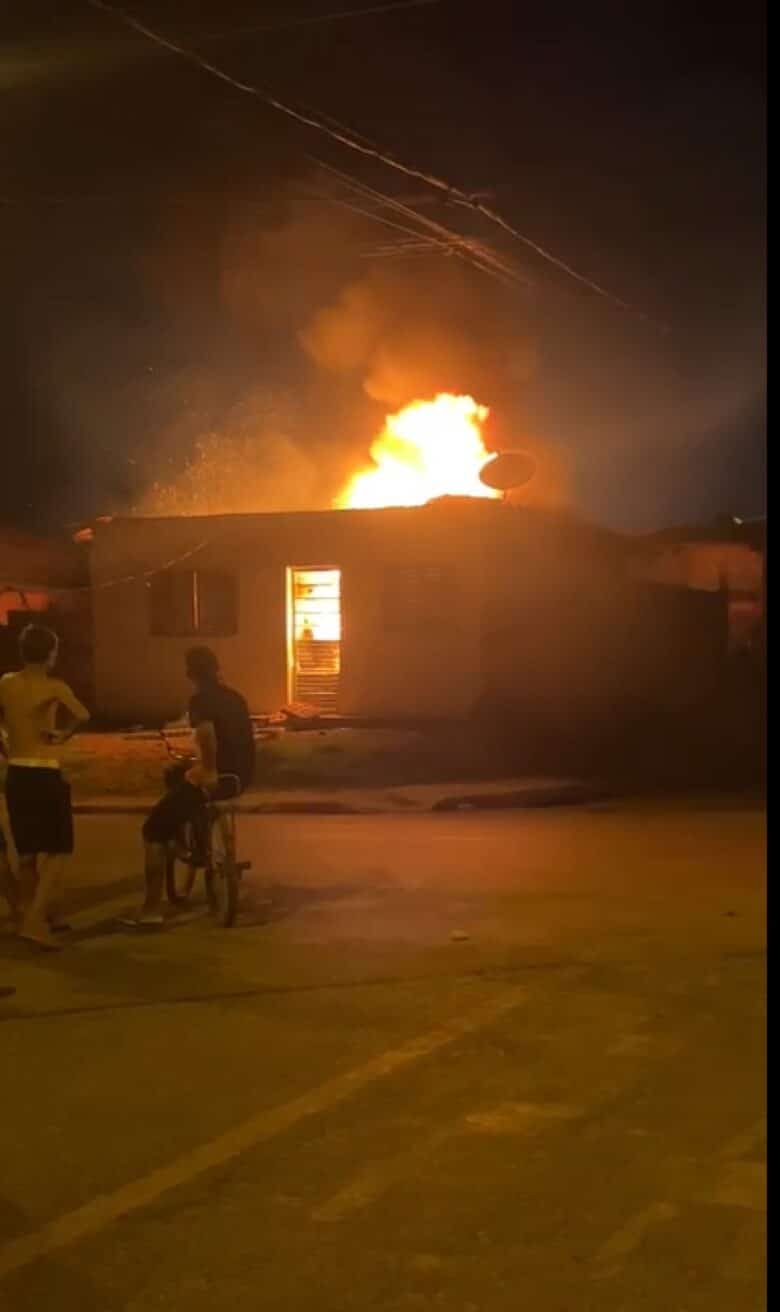 Duas equipes dos bombeiros foram prontamente deslocadas para o local, onde se depararam com a situação crítica.