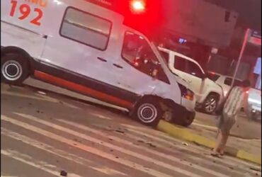 Viatura do SAMU e carro se envolvem em colisão no centro de Rondonópolis