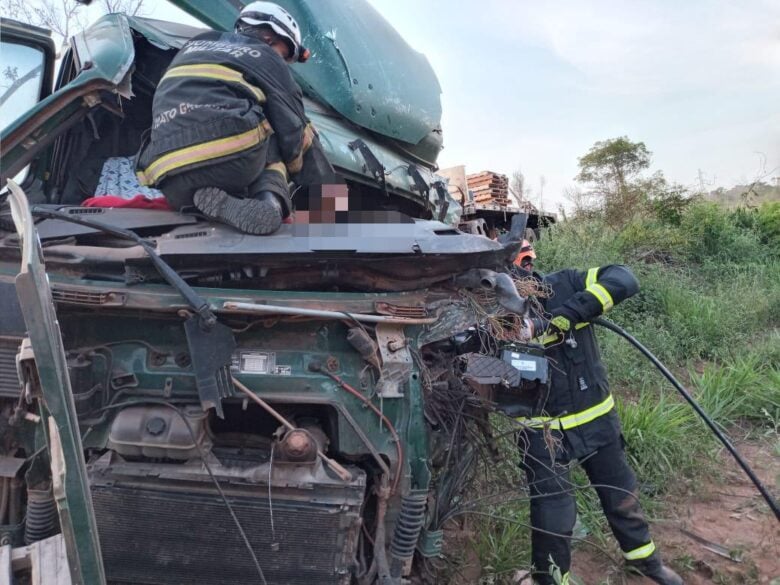 Motorista morre em colisão envolvendo duas carretas na MT-170