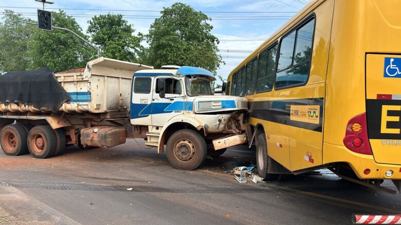 De acordo com as informações iniciais, o acidente provocou a interdição parcial da rodovia, demandando a implementação de desvio do tráfego pela rotatória no sentido norte.