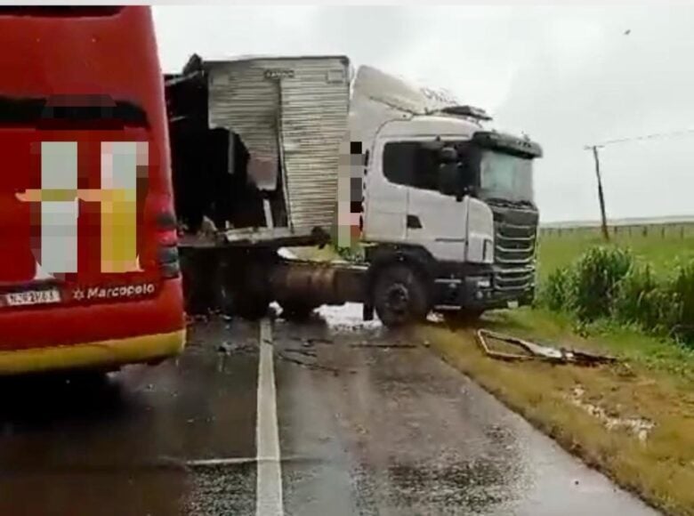 Após quase cinco horas de interdição por conta do acidente envolvendo um ônibus e uma carreta, a pista da BR-163 km 699, foi totalmente liberada.