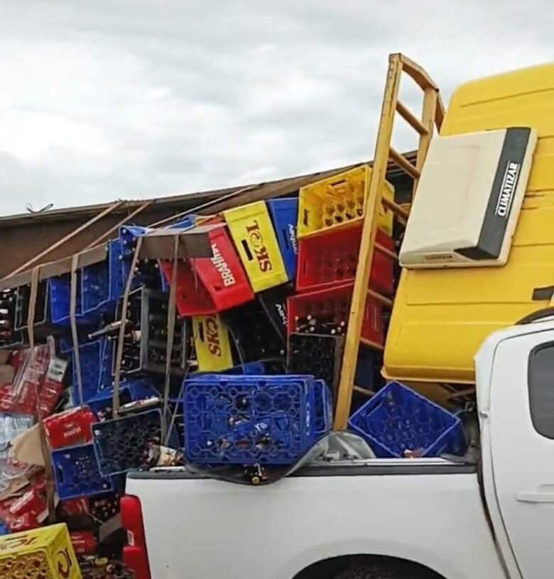 Acidente na BR-163 em Sinop envolvendo caminhonete e veículo de carga interrompe tráfego