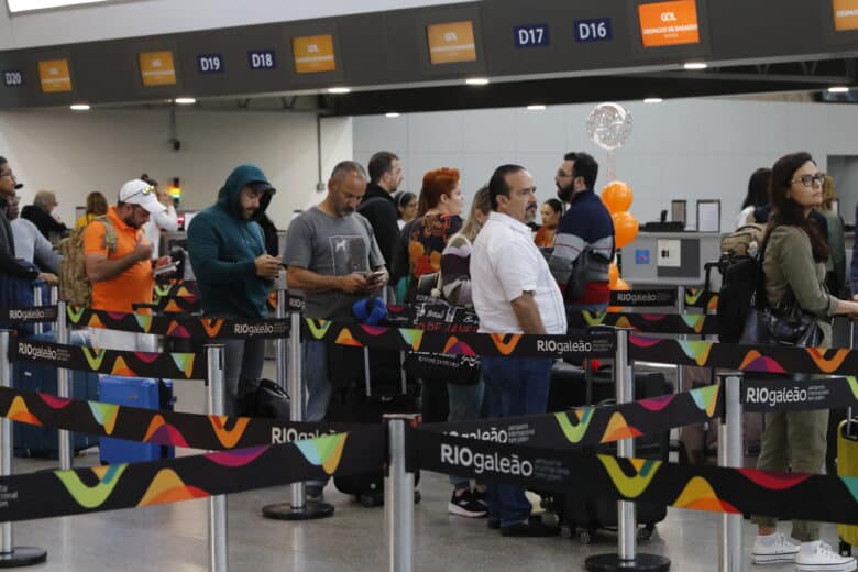 Rio de Janeiro (RJ), 02/10/2023 - Movimento de passageiros no Aeroporto Internacional Tom Jobim, no Galeão, após migração de voos operados no Aeroporto Santos Dumont. Foto: Fernando Frazão/Agência Brasil