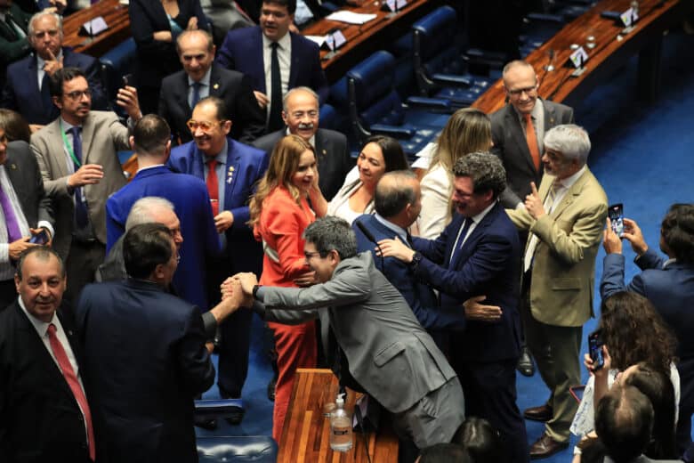 Brasília (DF) 08/11/2023 Sessão que votou em primeiro turno, a proposta de emenda à Constituição (PEC 45/2019) da reforma tributária. ( Senadores governistas comemoram a votação) . Foto Lula Marques/ Agência Brasil