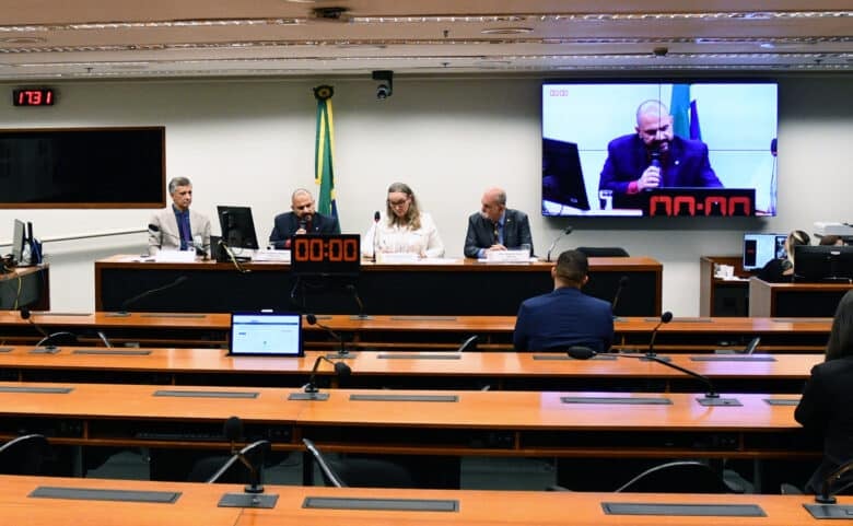 Comissão da Câmara autoriza estados a legislarem sobre armas. Foto: Claudio Reis/Câmara dos Deputados