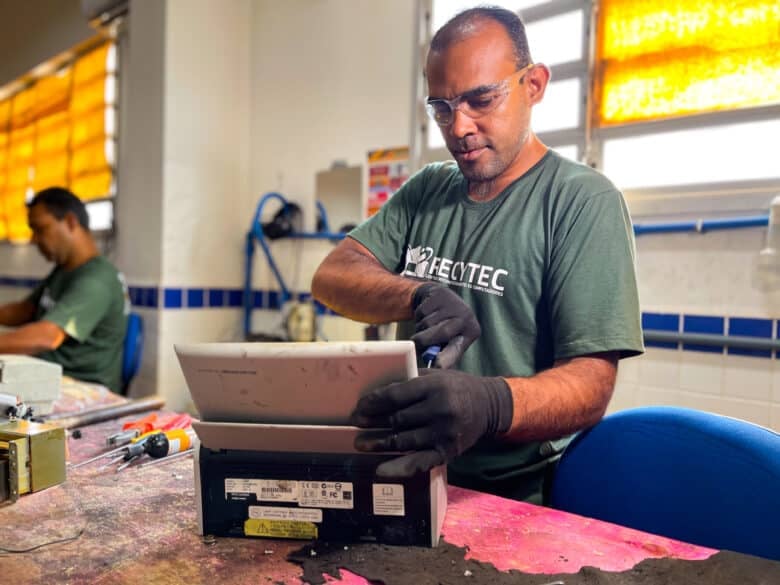 Todos os resíduos que chegam na sede do Recytec passam por diversas triagens e análises antes de receberem uma destinação.  - Foto por: Marcos Salesse | Seciteci-MT