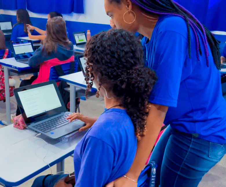 mais de 180 mil Chromebooks já foram distribuídos nas escolas de Ensino Fundamental e Ensino Médio - Foto por: Assessoria