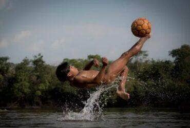 Fotografia de jovem indígena em momento único vence 1º Concurso do Museu do Futebol