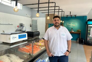 Empresário Yasser Caldeira, proprietário da Dona Fresca Pescados, contou com apoio para investir no negócio - Foto por: Assessoria