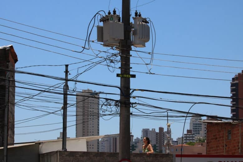 São Paulo (SP), 06/11/2023 - Poste de energia elétrica com cabos desconectados durante blecaute de ebergia da Enel da Via da Saúde. Foto: Rovena Rosa/Agência Brasil