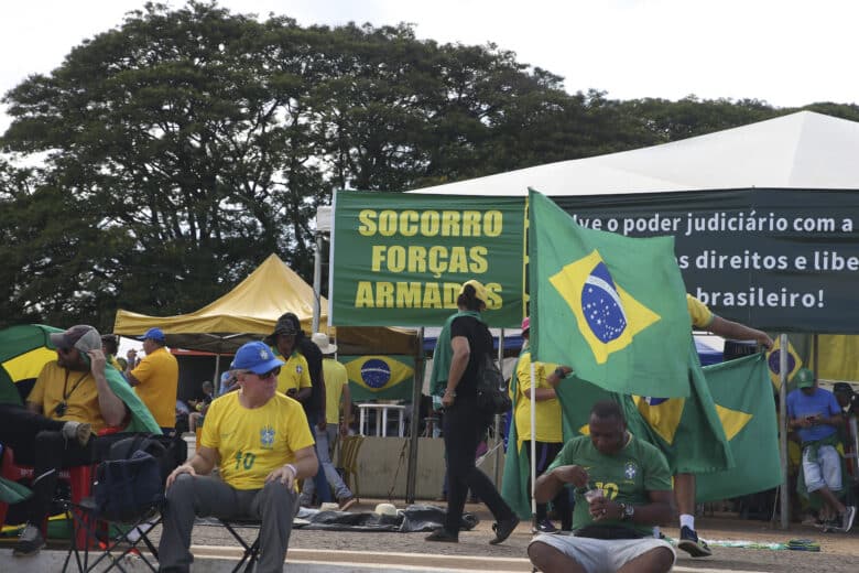 Manifestação em frente ao Quartel General do Exército em Brasília Por: Valter Campanato/Agência Brasil