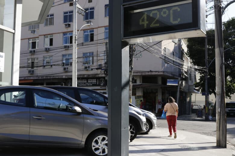 Termômetro de rua na Tijuca registra a onda de calor que atinge a cidade do Rio de Janeiro. Por: Fernando Frazão/Agência Brasil