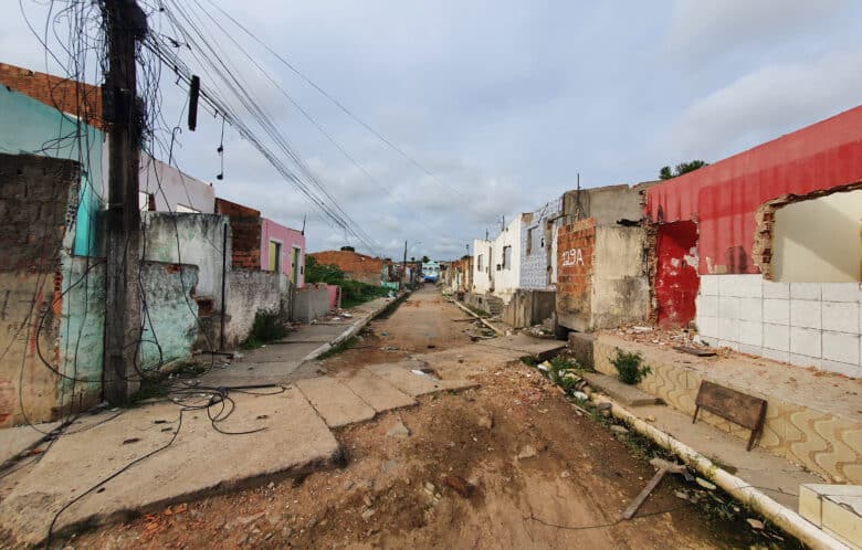 Iminente colapso de uma mina de exploração de sal-gema da Braskem, provoca afundamento do solo que já condenou milhares de casas em bairros de Maceió. Foto: UFAL