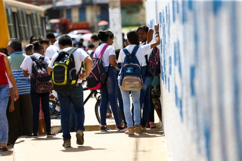 Alunos saindo de escola na Estrutural, no Distrito Federal Por: Marcelo Camargo/Agência Brasil