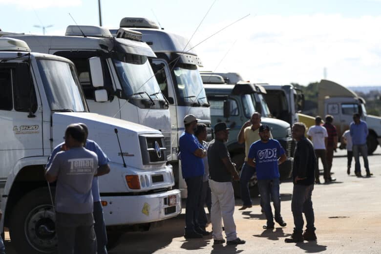 Caminhoneiros realizam protesto contra a alta no preço do combustível e uma resolução do Contran que obriga a colocar dispositivos de segurança nas caçambas. Por: Marcelo Camargo/Agência Brasil