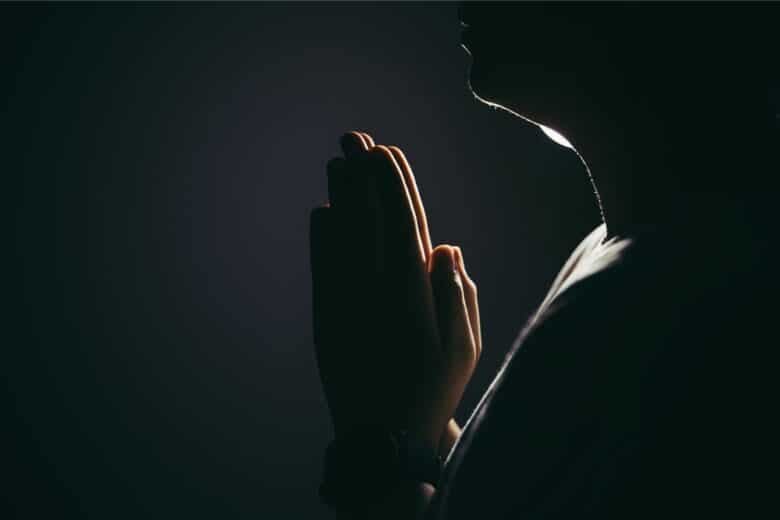 rezando oracao foto por Canva