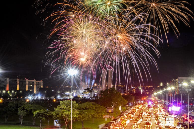 Fogos de artifício na Esplanada dos Ministérios em Brasília Por: Marcello Casal jr/Agência Brasil