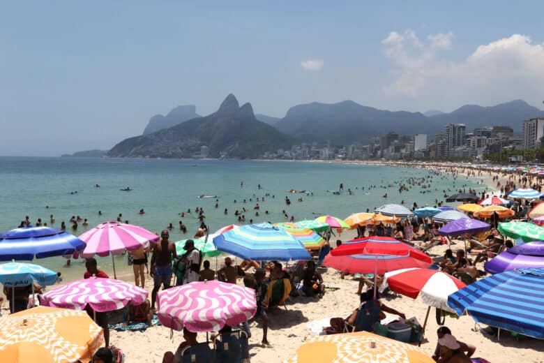 Arpoador e praia de Ipanema são tomadas por banhistas nesta segunda-feira de sol intenso no verão carioca. Por: Tânia Rêgo/Agência Brasil