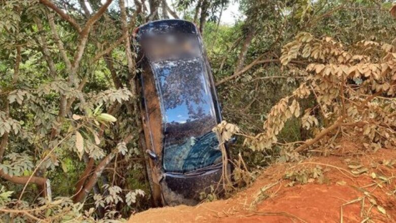 Carro capota e fica preso em árvores na MT-560 em Sorriso