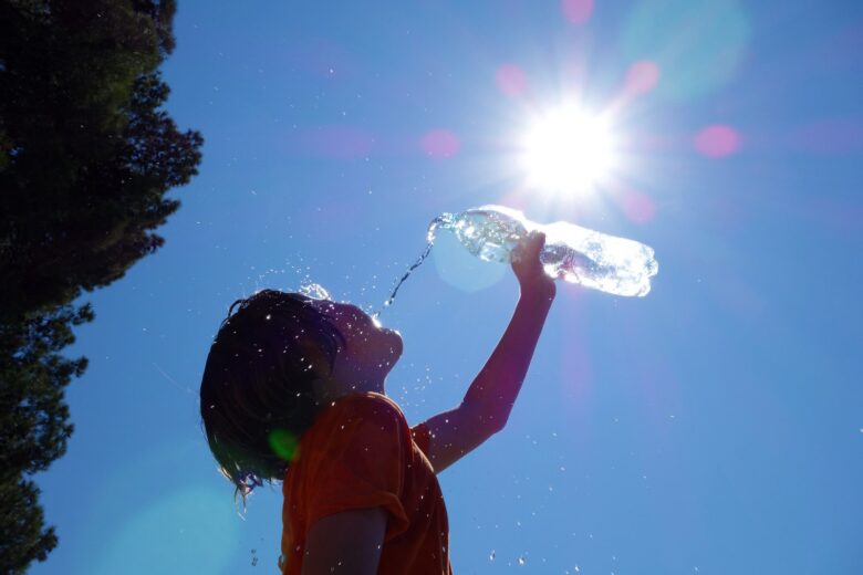 Clima, dia quente e seco  - Um céu azul cheio de nuvens - Fotos do Canva