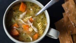 Canja de galinha: receita simples para aquecer no frio