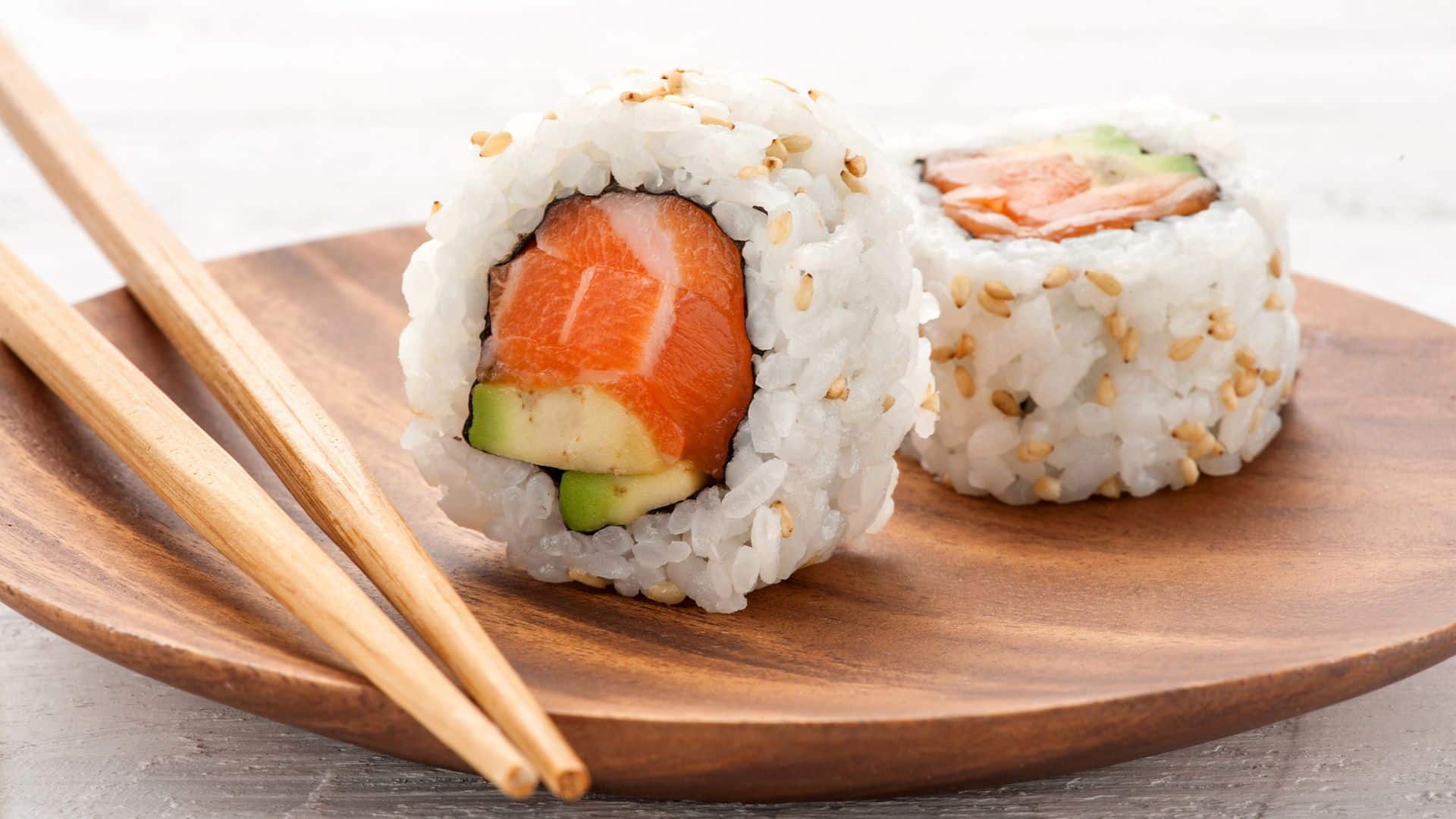 Sushi com salmão