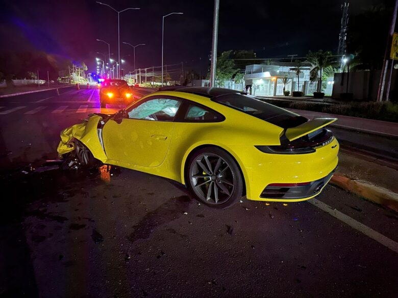 Suposto racha entre carros de luxo termina em acidente.