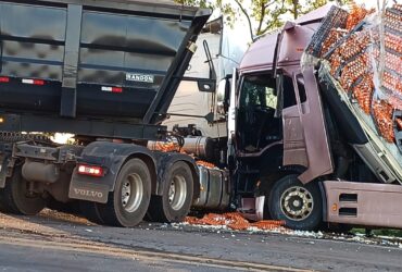 Acidente envolvendo quatro carretas interdita BR-364 em Jaciara