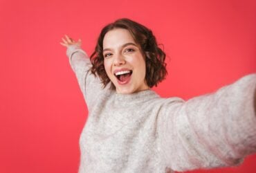 Woman Taking a Selfie Fotos do Canva1