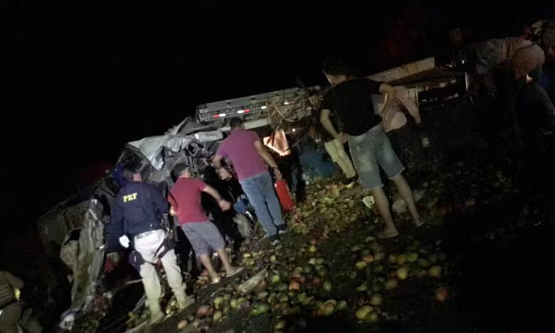 Acidente entre ônibus e caminhão deixou 25 pessoas mortas e cinco feridas, na noite desse domingo (7) na BR-324, em São José do Jacuípe, no norte da Bahia. Foto: Brigada Anjos Jacuipenses