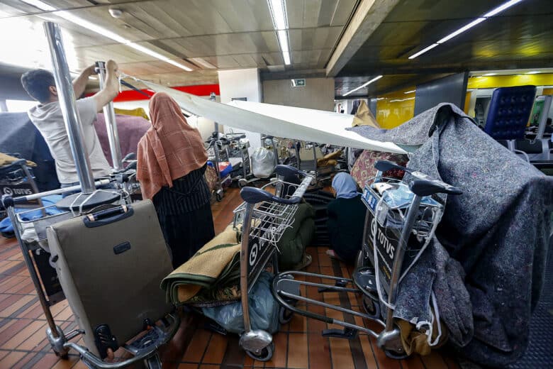 RETROSPECTIVA_2023 - Refugiados afegãos acampados no Aeroporto de Guarulhos. - Foto: Paulo Pinto/Agência Brasil