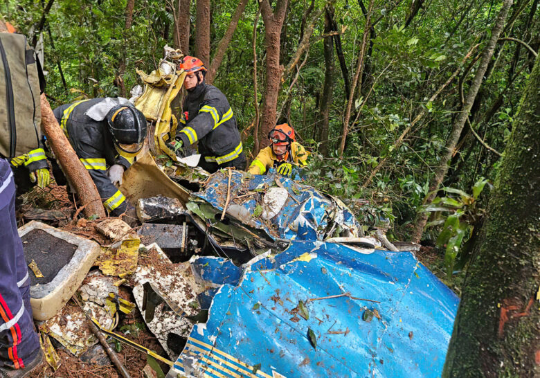 Um avião com duas pessoas a bordo caiu há pouco na divisa entre as cidades de Ribeirão Pires e Rio Grande da Serra, região do ABC paulista. Segundo informações do Corpo de Bombeiros, a aeronave caiu na Rua Teresinha Arnone Cateluci, no bairro Pedreira, às 10h07. A prefeitura de Ribeirão Pires informa que duas pessoas estavam a bordo. Foto: Bombeiros PMESP/Divulgação