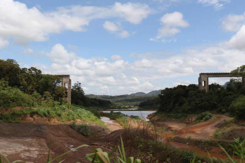 Brumadinho (MG), 23/01/2024 -Pontilhão por onde passavam os trens que carregavão o minério, no local onde funcionava a mina Córrego do Feijão da Vale do Rio Doce. Foto: Tânia Rêgo/Agência Brasil