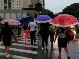 São Paulo (SP),14/03/2023 - Pessoas se protegem da chuva que deixa São Paulo em estado de atenção no final da tarde, na Avenida Pompéia. Foto: Fernando Frazão/Agência Brasil