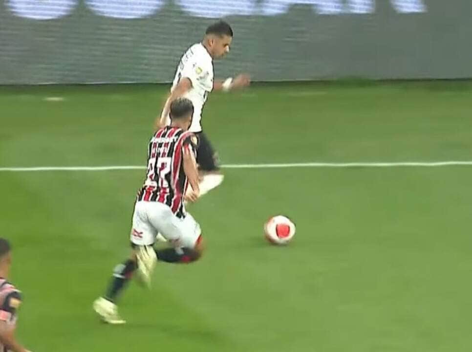 Lance de Corinthians x São Paulo nesta terça (30). Foto: Reprodução CazéTV