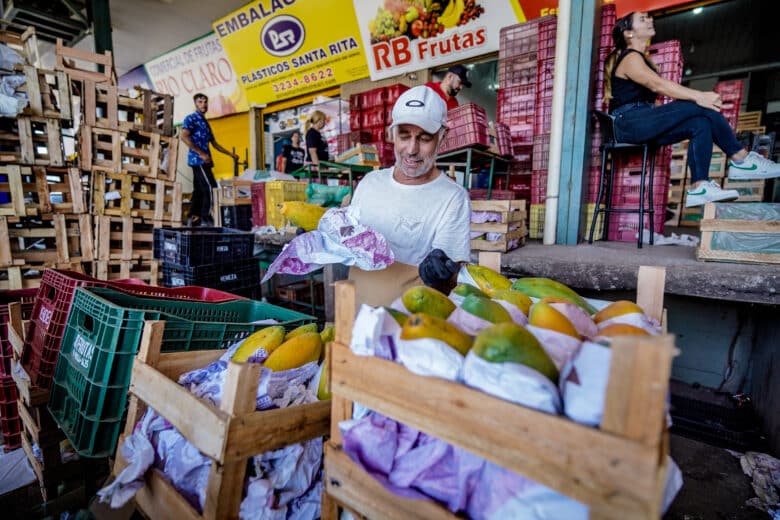 Brasília-DF, 10. 11. 2023, A Centrais de Abastecimento do Distrito Federal, a CEASA-DF, tem movimento intenso de pessoas que buscam as melhores frutas, legumes e verduras. Foto: Rafa Neddermeyer/Agência Brasil