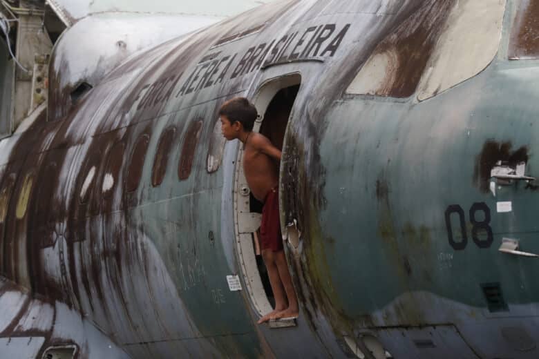 Surucucu (RR), 09/02/2023 - Crianças indígenas yanomami brincam em sucata de aeronave da Força Aérea Brasileira no aeroporto de Surucucu. Foto: Fernando Frazão/Agência Brasil