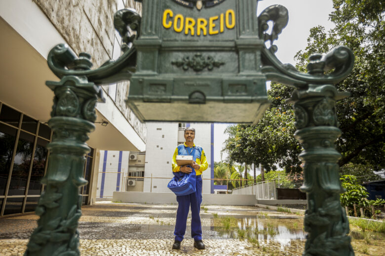 Brasília (DF) 24/01/2022 – O carteiro Antônio Edson Lucas Vieira, conversa com a Agência Brasil, no centro de distribuiçaõ dos Correios. Fala sobre o dia nacional da Carteira e do Carteiro. Foto: Joédson Alves/Agência Brasil