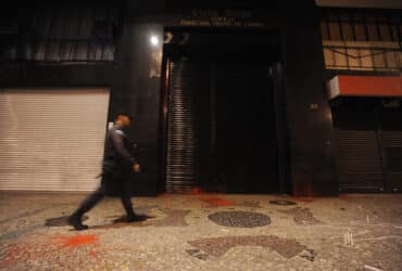 Rio de Janeiro - Passeata de estudantes, movimento sociais, sindicais e partidos de esquerda em repúdio ao golpe militar de 1964 percorre a Avenida Rio Branco para cobrar justiça pelas vítimas da ditadura e punição aos torturadores. Por: Agência Brasil/Fernando Frazão