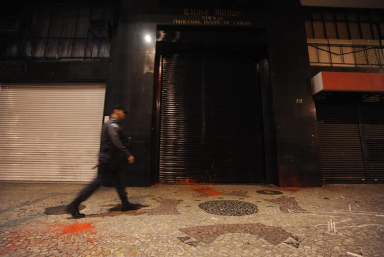 Rio de Janeiro - Passeata de estudantes, movimento sociais, sindicais e partidos de esquerda em repúdio ao golpe militar de 1964 percorre a Avenida Rio Branco para cobrar justiça pelas vítimas da ditadura e punição aos torturadores. Por: Agência Brasil/Fernando Frazão