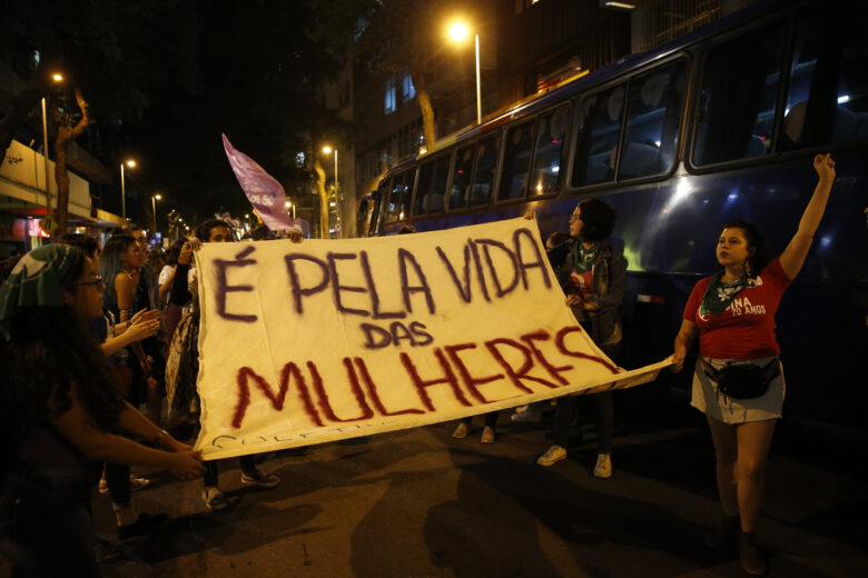 Ativistas vão às ruas do centro do Rio de Janeiro em marcha pela legalização do aborto na América Latina. Por: Fernando Frazão/Agência Brasil