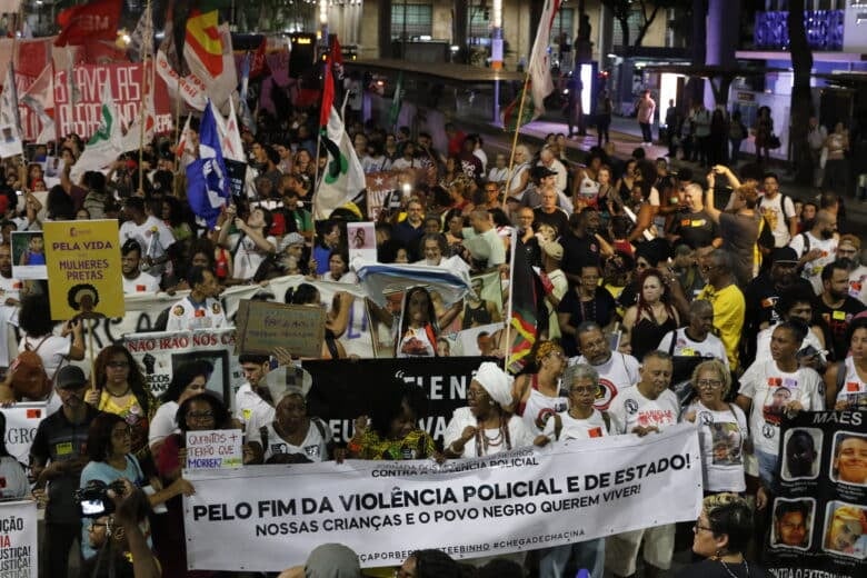 Rio de Janeiro (RJ), 24/08/2023 - Integrantes do movimento negro protestam contra a violência policial em caminhada na região da Candelária, centro da cidade. Foto: Fernando Frazão/Agência Brasil