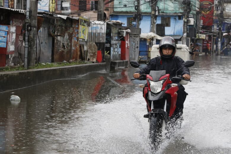 Moradores e comerciantes da comunidade de Rio das Pedras, zona oeste da cidade, sofrem com alagamentos devido às chuvas intensas que causaram estragos em vários pontos do Estado do Rio de Janeiro. Por: Fernando Frazão/Agência Brasil