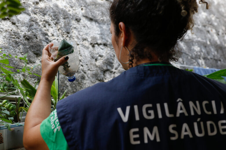 São Paulo (SP), 30/03/2023 - Agentes de vigilância em saúde fiscalizam e orientam moradores sobre focos do mosquito Aedes aegypti, transmissor da dengue, em Perdizes. Foto: Fernando Frazão/Agência Brasil