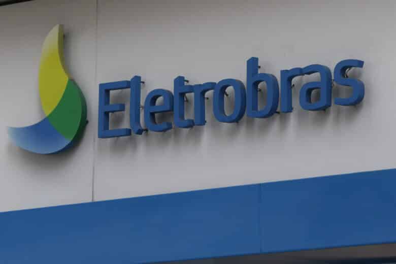 Logotipo da Eletrobras no edifício sede, no centro do Rio de Janeiro. A holding Centrais Elétricas Brasileiras S. A. atua na geração, transmissão e distribuição de energia. Por: Fernando Frazão/Agência Brasil