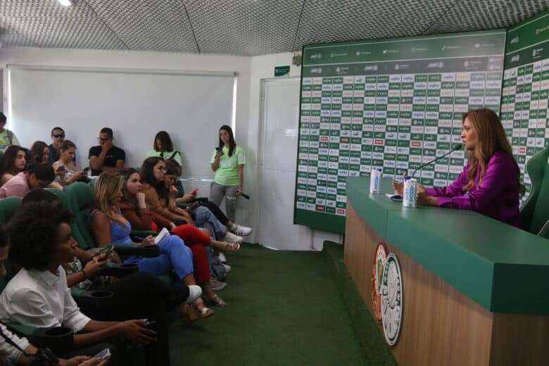 São Paulo (SP), 16/01/2024 - A presidente do Palmeiras, Leila Pereira, fala com a imprensa em coletiva só para jornalistas mulheres, no Centro de Treinamento do clube. Foto: Rovena Rosa/Agência Brasil