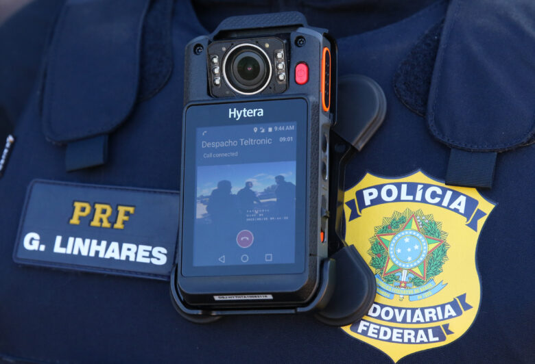 Brasília - 25/05/2023 - PRF - A Polícia Rodoviária Federal (PRF) apresenta o Projeto Estratégico Bodycams, que trata do conjunto de estudos do órgão, sob orientação do Ministério da Justiça e Segurança Pública (MJSP), para implementar o uso de câmeras corporais nos uniformes dos policiais. Foto: Antônio Cruz/ Agência Brasil