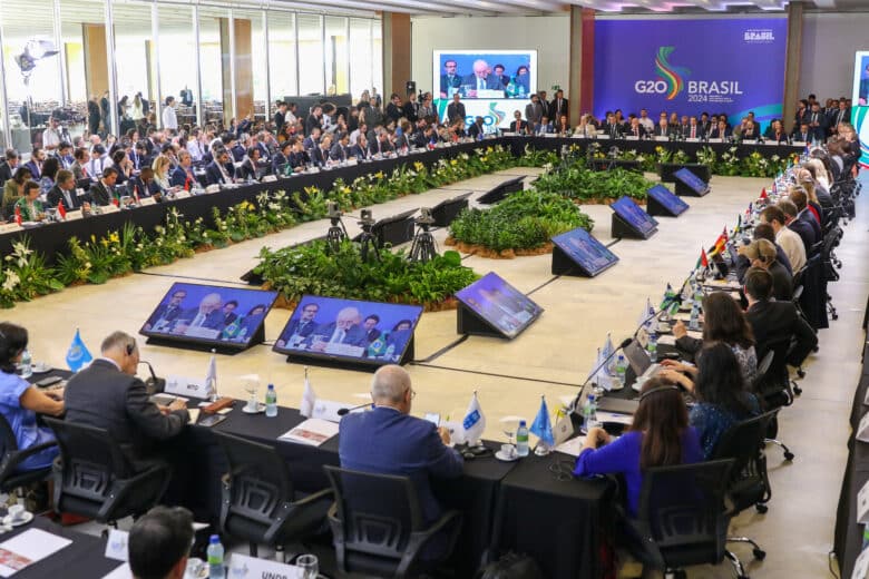 Brasília, DF 13/12/2023 O presidente Luiz Inácio Lula da Silva abre a sessão conjunta da Trilha de Sherpas e de Finanças do G20, no Palácio Itamaraty. O ministro da Fazenda, Fernando Haddad, e o presidente do Banco Central, Roberto Campos Neto, participaram do encontro. Foto: Fabio Rodrigues-Pozzebom/ Agência Brasil