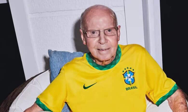 Zagallo recebe homenagens em velório na CBF enquanto familiares e fãs se reúnem para o último adeus